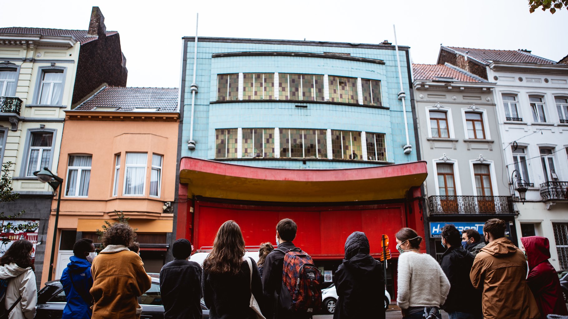 Spectacteurs devant le cinéma